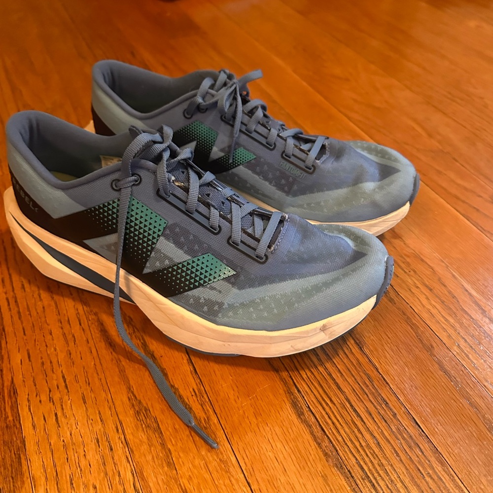 New Balance Blue and Black Athletic Shoes with Supportive Design